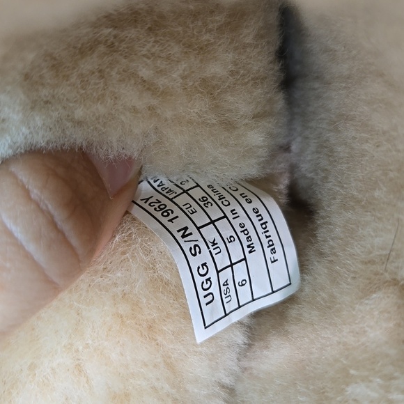 Ugg Australia Women 1962Y Tall Button 3 Leather Sheepskin Boots shoes sz 6 - Picture 9 of 15